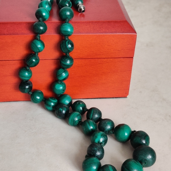 Vintage hand carved genuine graduated striped malachite beads necklace - Picture 11 of 16